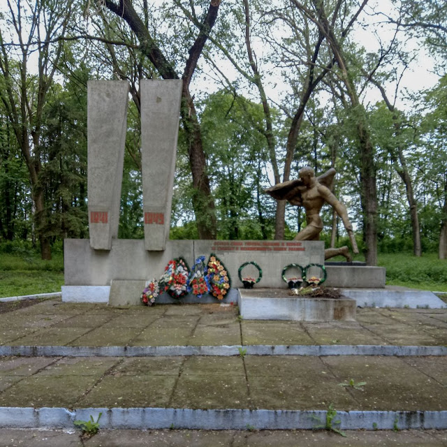 Памятник воинам-односельчанам в молдавском селе Шофрынкань, погибшим во время Второй мировой войны