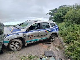 Viatura da Polícia Militar de Pernambuco capota em trecho da BR-423, em Canapi; policiais saíram ilesos 