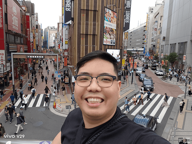 vivo V29 5G's daylight selfie in Shinjuku