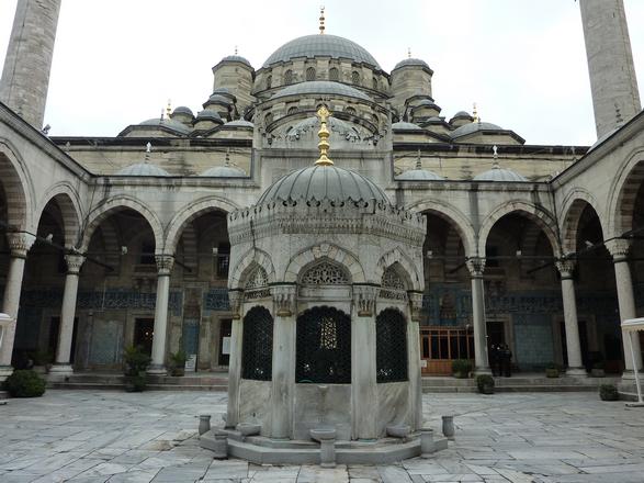 يني جامع (المسجد الجديد) أيقونة العمارة العثمانية