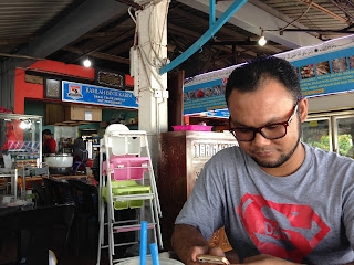 Makan tengah hari di Teluk Sengat.