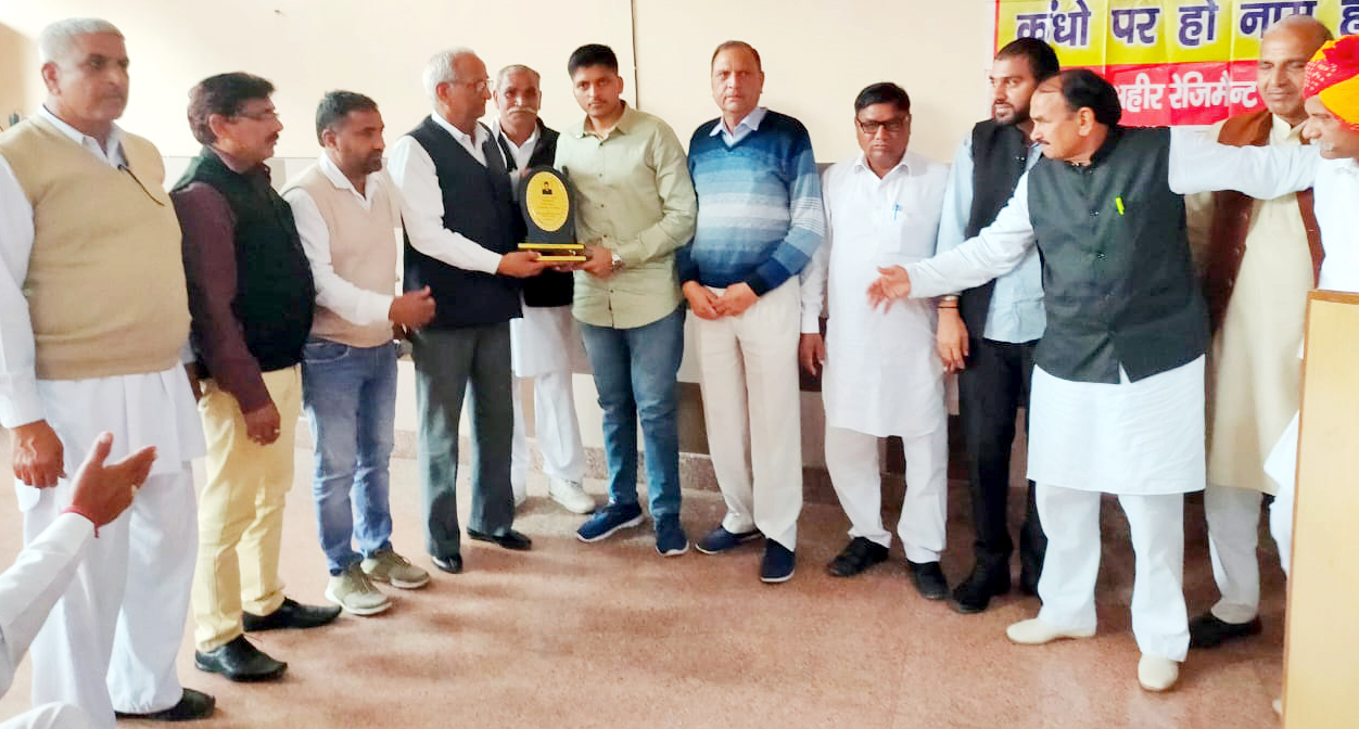 नरेंद्र यादव को सम्मानित करते यादव के सभा के प्रधान सीताराम व अन्य।