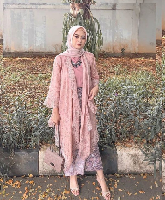 Inspirasi Model Baju Kebaya Brokat dengan Rok Batik untuk 