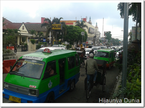 suasana lalin depan stasiun suasana lalin depan stasiun