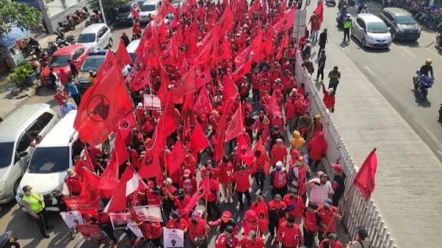 Datangi Polrestro Jaktim, Ratusan Massa Minta Polisi Tangkap Pembakar Bendera PDIP.