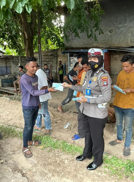 Satlantas Polresta Barelang Bagikan Masker dan Brosur Patuhi Prokes