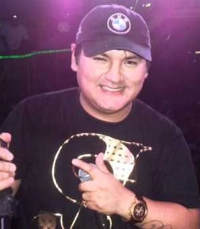 Foto de Chacalón Jr. con el micrófono en la mano