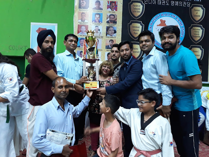 Master Satpal Singh Rehal with Punjab Tkd Team overall Trophy at 39th National Championship & Taekwondo Hall of Fame Awards