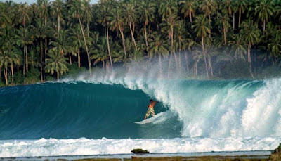 Surfing Pantai Pulau Timor