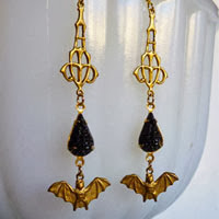 https://www.etsy.com/fr/listing/165091139/brass-bat-and-black-teardrop-earrings?ref=shop_home_feat