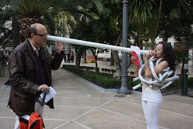 Poesía por un tubo, ciudad, Elche, Nosomostanraros, festival de poesía, Colectivo Elefante Rosa, El Escorxador, performance