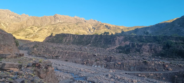 Weiterfahrt nach Catachilla auf einsamen Pfaden auf Höhen von 3400 bis 4000 Meter.