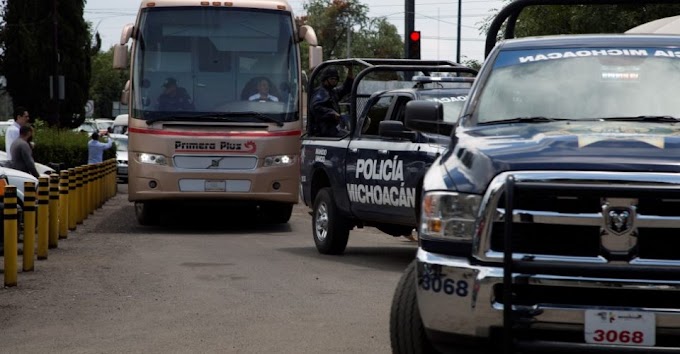 Retienen normalistas a mando policial en Chilchota, Michoacán