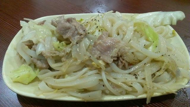 「豬肉炒河粉$70」越南料理一定要吃的河粉!!不會油膩的下面一灘油，值得拍拍手!