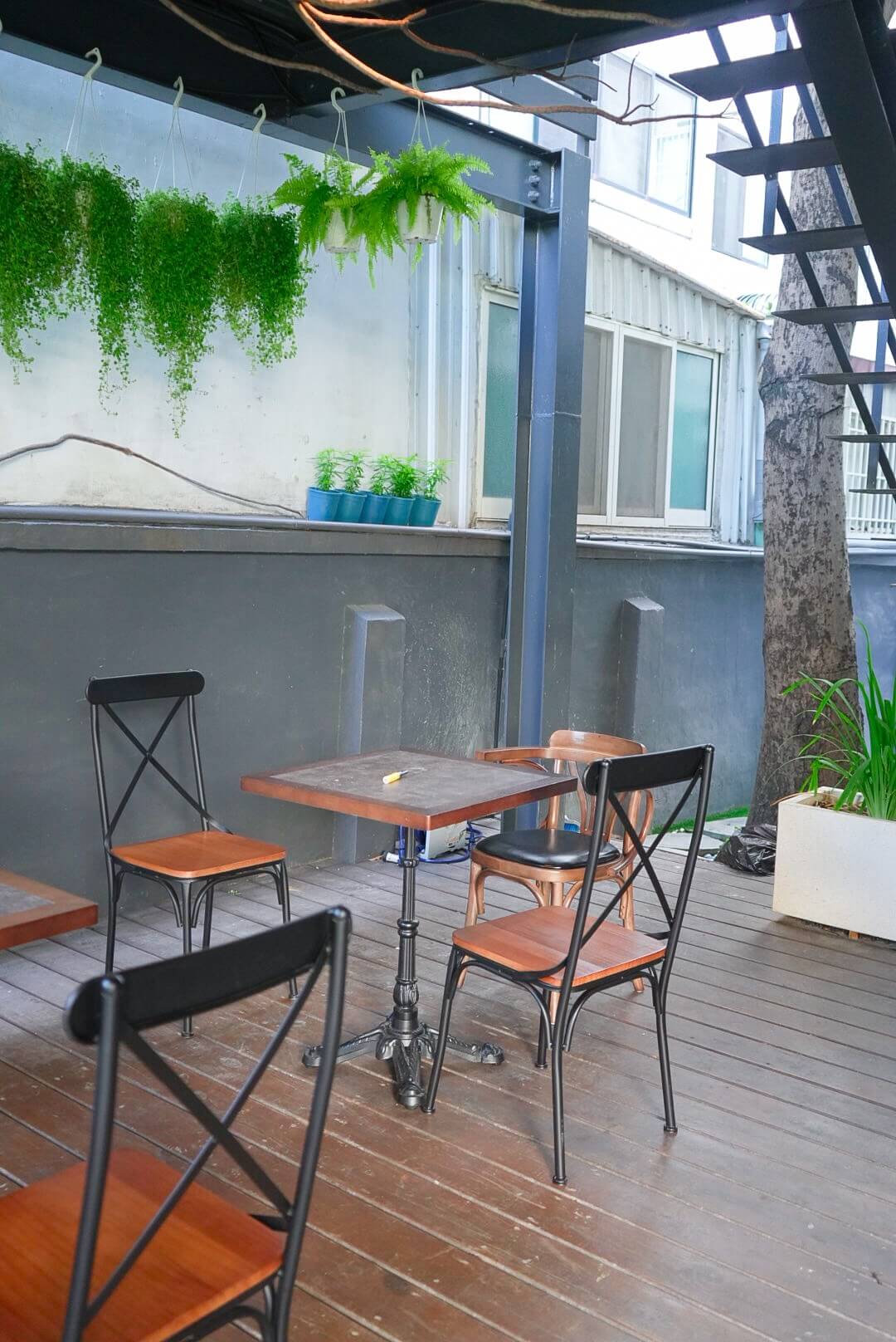 台中新開幕咖啡廳餐酒館【NoneLeft cafe / HighEnd studio】庭園式造景也有超舒服的室內沙發區