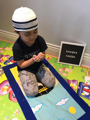 Muslim kids solat