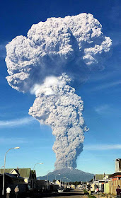 Erupção do vulcão Calbuco, Chile, 23-04-2015. As emissões dessa erupção ainda que moderada superam espantosamente as das chaminés industriais