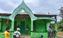 Prajurit Satgas Pamtas Yonif 645/Gty Karya Bhakti Pengecatan Masjid Al Kautsar Bersama Warga Perbatasan