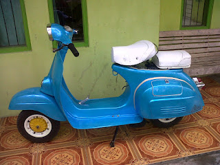 Vespa biru