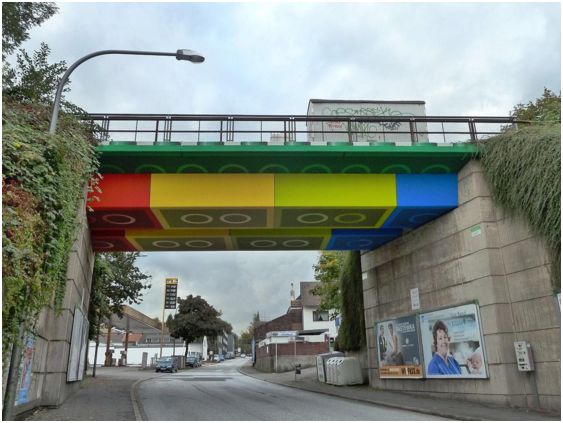 Artista de rua pinta uma ponte na Alemanha para se parecer com tijolos LEGO