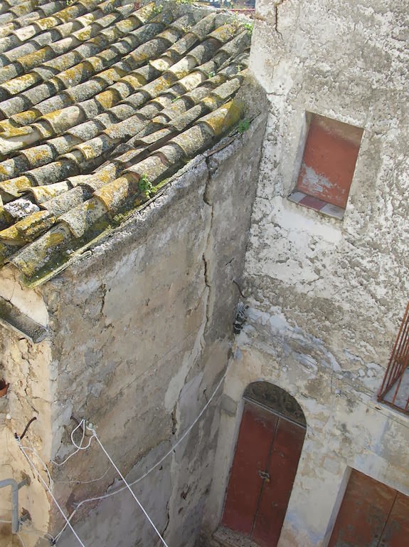 Segnalazione: casa a rischio crollo