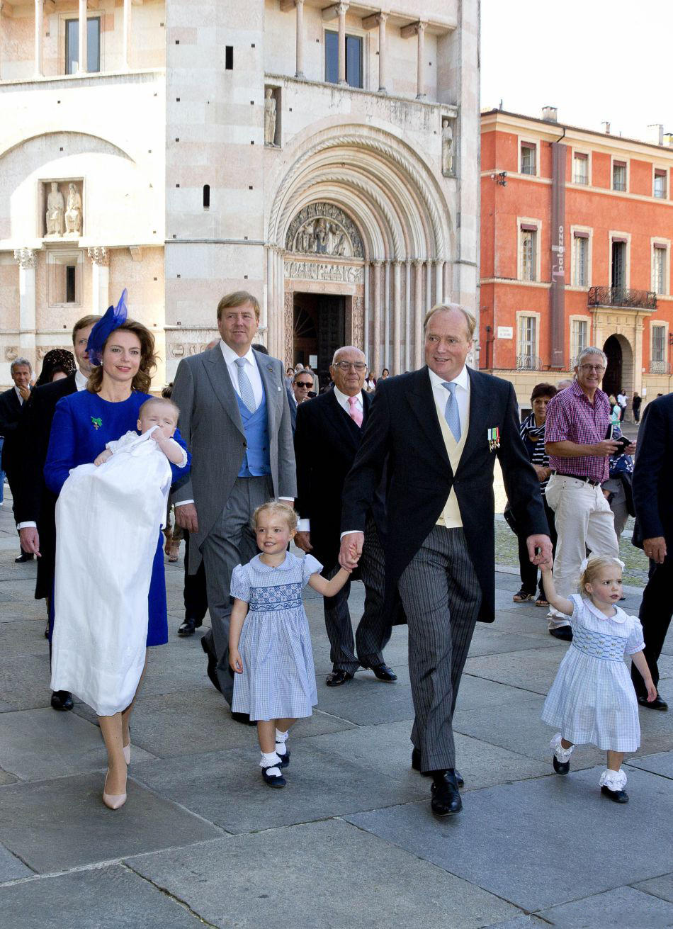 Carel Hugo Van Bourbon Parma - Buitenechtelijke zoon prins Carlos wil Bourbon Parma worden Blauw 