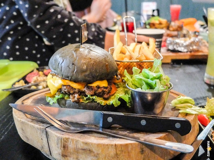 Burger basic meat bersama salad dan kentang goreng