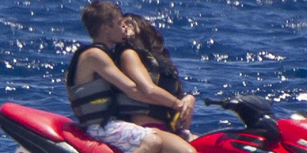 justin bieber and selena gomez kissing at the beach. Justin and Selena looks so