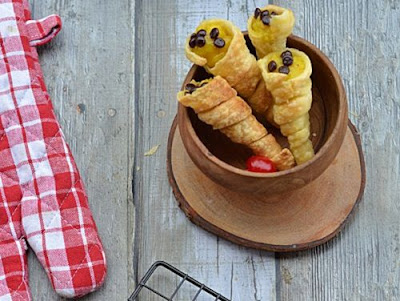  untuk bunda yang ingin membuat sajian kue yang menarik seperti resep Resep Horn Pastry Ala Restoran