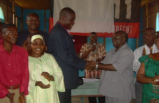 The territorial administrator congratulate Timothée Kabila after selection of council members