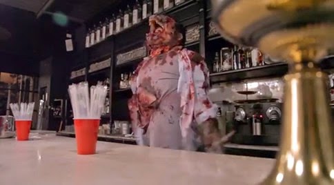 Hombre lobo en restaurante