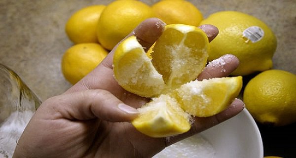 Slice A Lemon In 4 Parts Place It In The Middle Of The Kitchen! This Trick Will Change Your Life