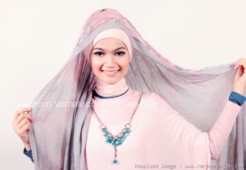 Kreasi Hijab Pashmina Kombinasi model Polos dan Motif