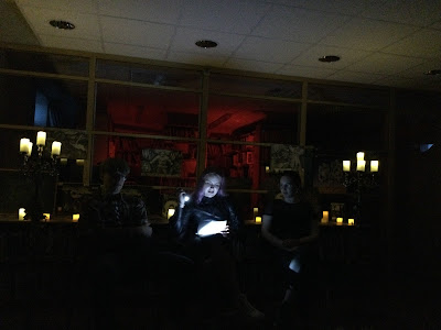 õudsete võistulugude ettelugemine haapsalu raamatukogus. pimendatud saali ees istub kolm lugejat, kes võtavad enda eest korvist lugemiseks pabereid. see, kes parajasti loeb, näitab endale taskulambiga valgust