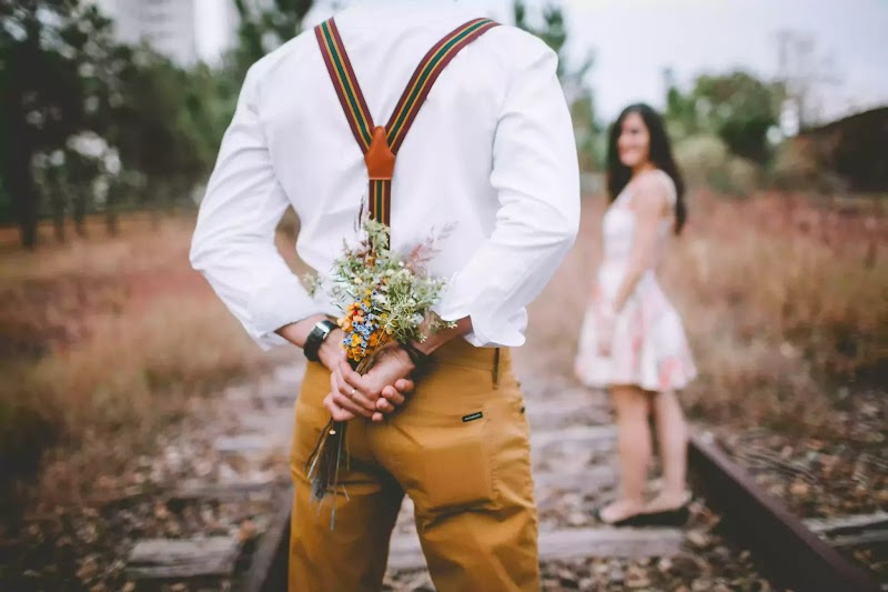 9 Signs That Say He's Totally Into You But is Afraid to Say It