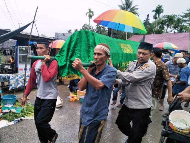 Bentuk Empati Anggota Polsek Serbajadi Polres Aceh Timur, Antar Jenazah Warga Hingga ke Pemakaman