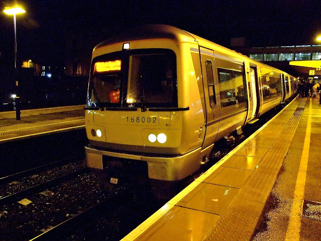 night photo of class 168002 diesel multiple unit train at banbury