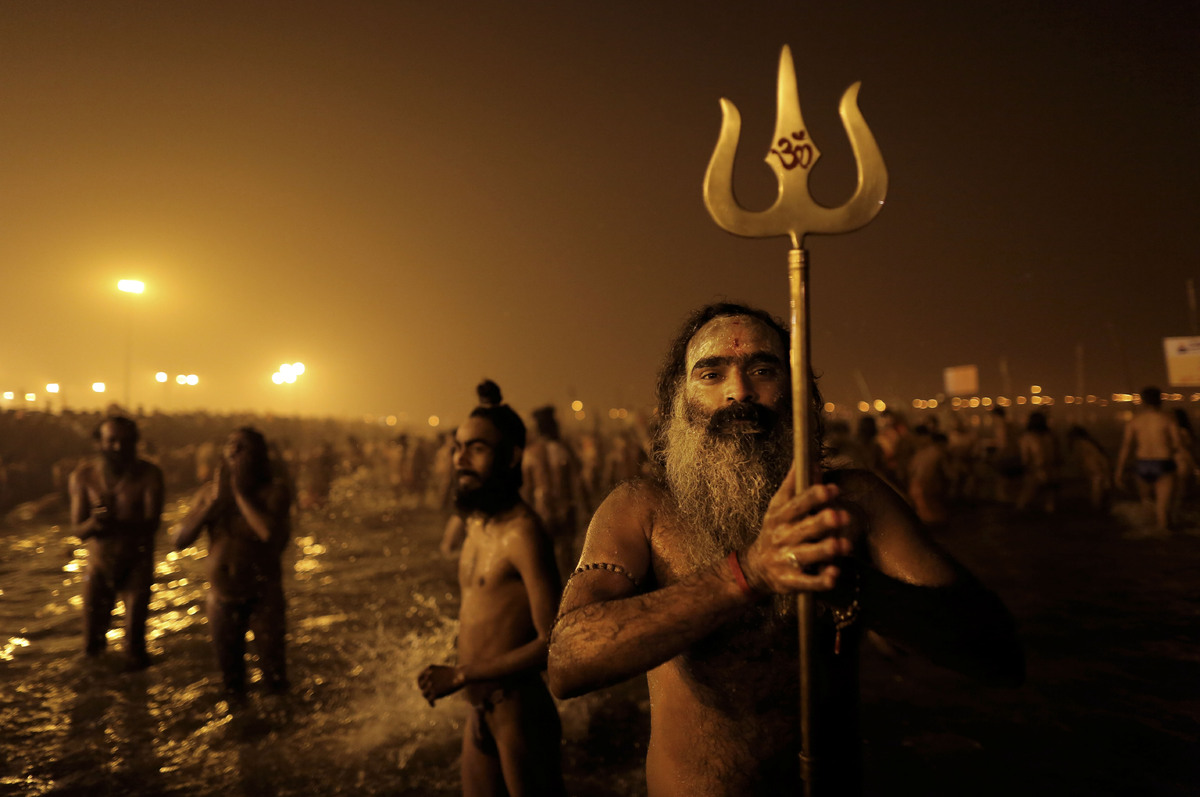 Ritual Mandi Bersama di India Jutaan Orang Mandi