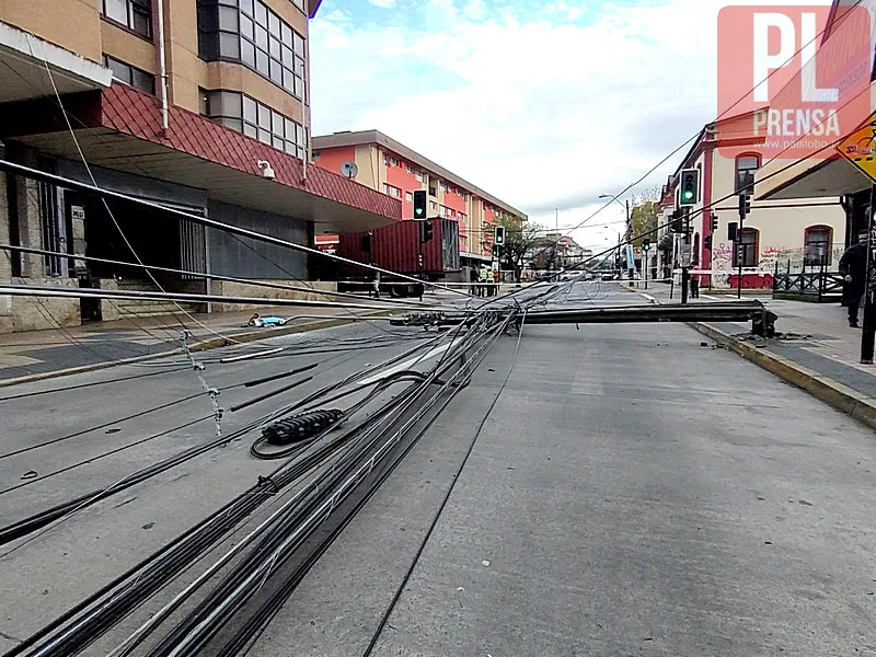 Camión derriba cables del tendido eléctrico y telefónico en Osorno