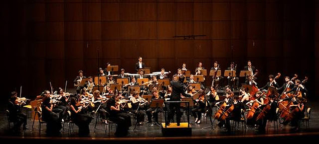 Concerto para violino e orquestra de Piotr Ilitch Tchaikovsky, às mãos do violinista ucraniano Valeriy Sokolov, e a abertura D. Inês de Castro, de José Vianna da Motta.