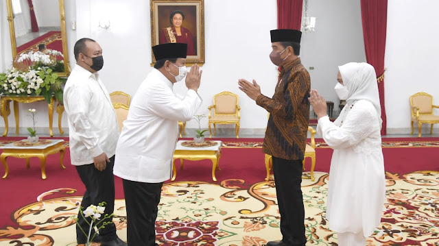 Joko Widodo Sambut Silahturahmi Idul Fitri Prabowo Subianto dengan Makan Opor Bersama.lelemuku.com.jpg