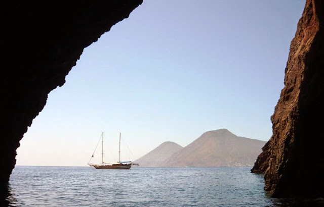 alquiler de goletas en Italia. alquiler de goletas en las Ilsas Eolias. Alquilar una goleta barata en las Islas Eoliasa. Alquiler de goletas en Cerdeña. Alquiler de goletas en Sicilia