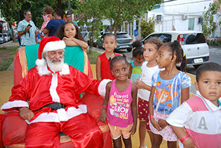 Natal promovido pela Associação da Fonte do Boi teve Papai Noel e distribuição de presentes