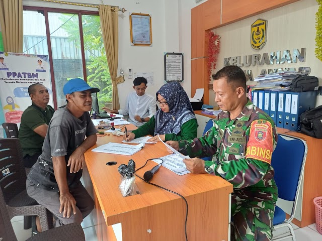 Babinsa Koramil 01/Banjarmasin Timur Dampingi Penyaluran Bantuan Pangan di Kelurahan Benua Anyar, Banjarmasin Timur