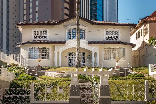  Outra bela casa na Avenida Munhoz da Rocha