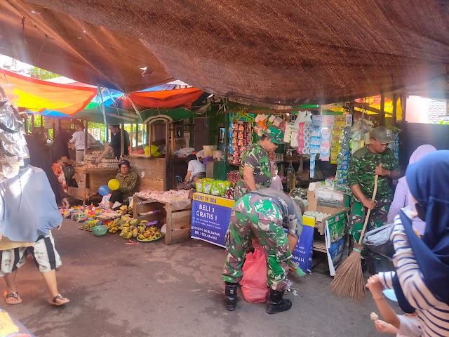 Ciptakan Kondisi Pasar Bersih Bersama Koramil 1007-02 Banjarmasin Selatan