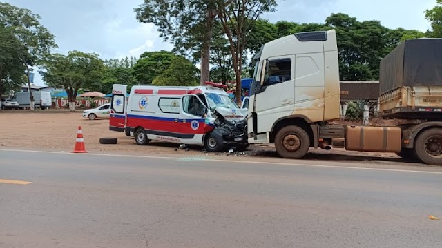 Colisão entre ambulância de Navirai e carreta mata uma mulher e deixa homem gravemente ferido na BR-163 em Caarapó