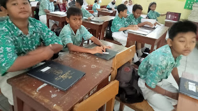 Hj. Munawaroh, S.Pd: Hari Ini SDN Cikande Terima Raport, 99% Naik Kelas