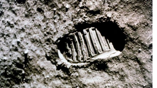 Tidak adanya atmosfir membuat jejak Neil Armstrong dan astronaut lainnya tetap bertahan.