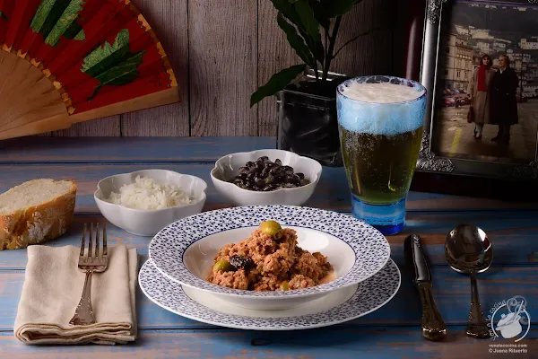 Picadillo habanero con arroz y fríjoles negros. Receta Cubana